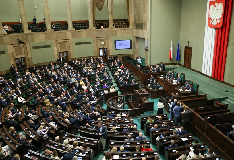 Remis dwóch partii tuż za podium. Opublikowano nowy sondaż