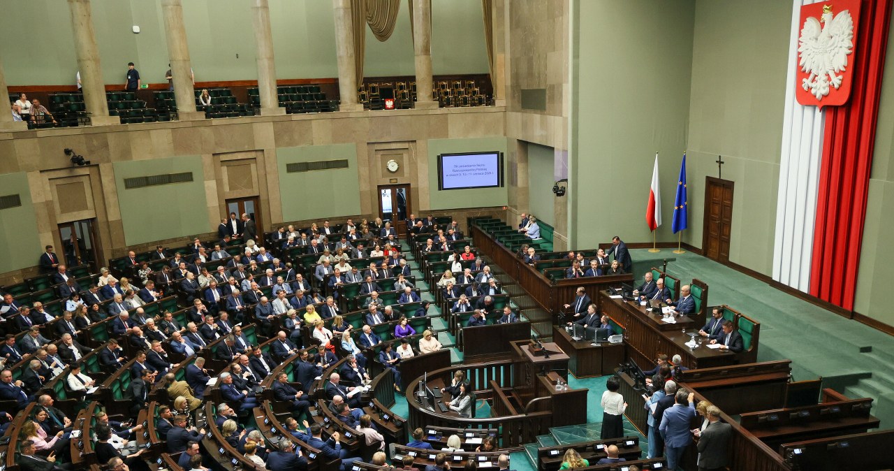 Remis dwóch partii tuż za podium. Opublikowano nowy sondaż