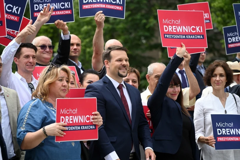 Kandydat PiS krytykuje przeciwników. "Chcą zrobić tu mini-Sejm"