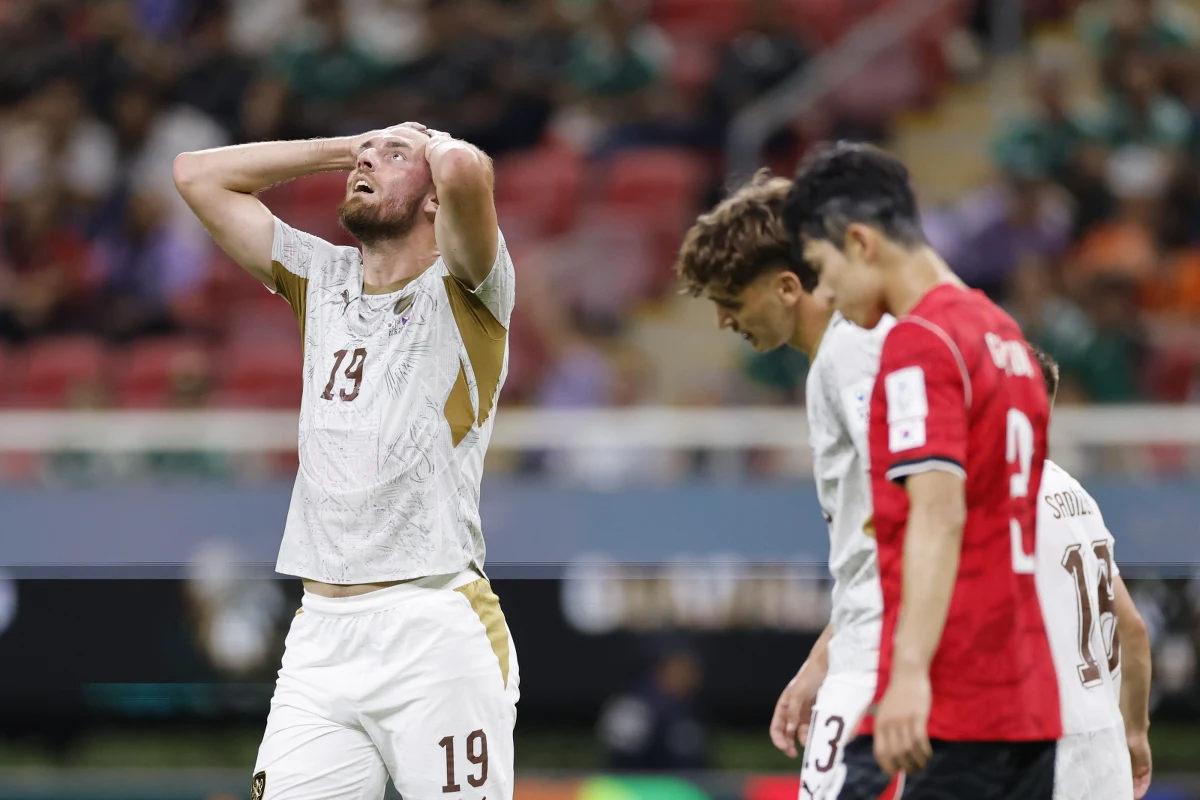 Czesi nieudanie rozpoczęli mundial w Kanadzie, Meksyku i USA. W swoim pierwszym meczu w grupie A w Guadalajarze, mimo prowadzenia, przegrali 1:2 z Koreą Południową. Wcześniej w meczu otwarcia w tej grupie Meksyk pokonał RPA 2:0.