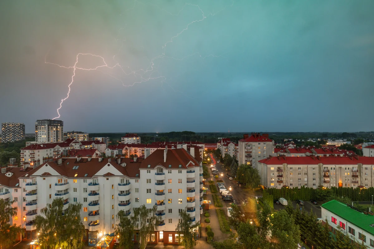​Piątek i sobota upłyną pod znakiem dynamicznej pogody. Synoptycy IMGW prognozują burze, lokalne opady deszczu i gradu oraz silny wiatr. W najwyższych partiach Tatr możliwe opady deszczu ze śniegiem. IMGW wydał ostrzeżenia I stopnia przed burzami dla 6 województw. Synoptycy ostrzegają także przed porywistym wiatrem. W sobotę w czasie burz porywy mogą dochodzić do 65 km/h, a w najwyższych partiach Sudetów - nawet do 90 km/h. Wiadomo, kiedy w Polsce zrobi się ciepło.