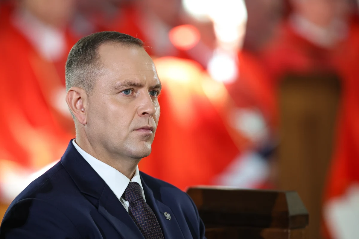 Prezydent Karol Nawrocki zdecydował się na wydłużenie swojej wizyty w Stanach Zjednoczonych - ustalił korespondent RMF FM Paweł Żuchowski. Po wizycie w Białym Domu i udziale w gali MMA organizowanej przez Donalda Trumpa, polski prezydent uda się do Tampy na Florydzie, gdzie zaplanowano kolejne spotkania, w tym ważne rozmowy z przedstawicielami Polonii. W planach są także wydarzenia w Polskim Centrum im. Jana Pawła II w Clearwater oraz spotkanie z rodakami w Silver Spring w stanie Maryland.