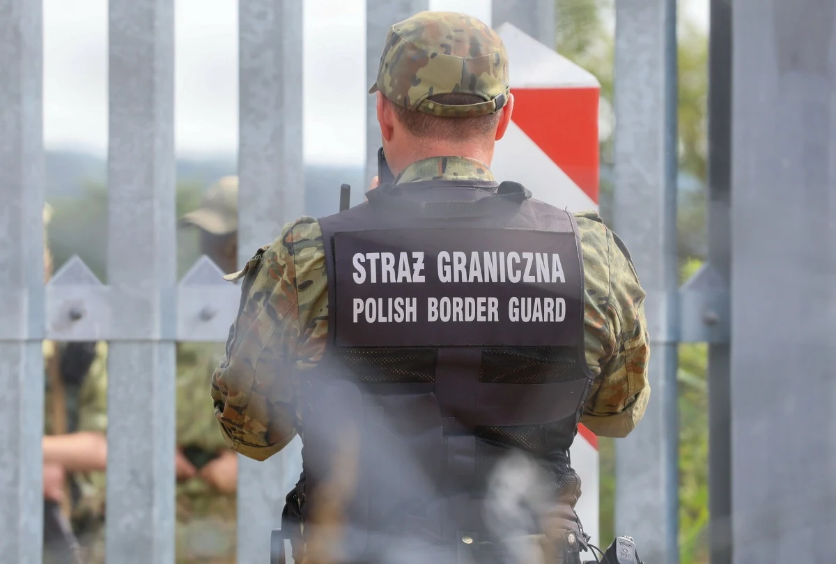 ​Od piątku na terenie Unii Europejskiej zaczyna obowiązywać pakt azylowo-migracyjny - informuje korespondentka RMF FM w Brukseli Katarzyna Szymańska-Borginon. Komisja Europejska przekonuje, że nowe przepisy wzmocnią ochronę granic zewnętrznych i usprawnią procedury powrotowe. Polska, choć została czasowo zwolniona z części zapisów, już zapowiedziała, że nie wdroży paktu w pełni.