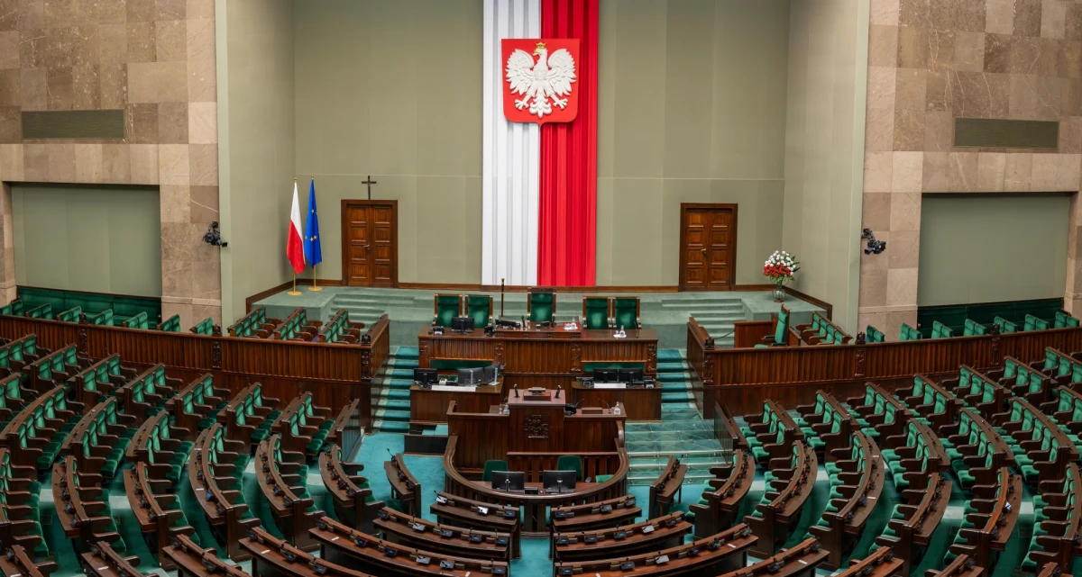 Gdyby wybory parlamentarne odbyły się już w najbliższą niedzielę, najwięcej głosów zdobyłaby Koalicja Obywatelska – wynika z najnowszego sondażu pracowni Opinia24, którego wyniki opublikował Onet. Do Sejmu weszłoby w sumie pięć ugrupowań. Dwa z nich zyskałyby tyle samo głosów.