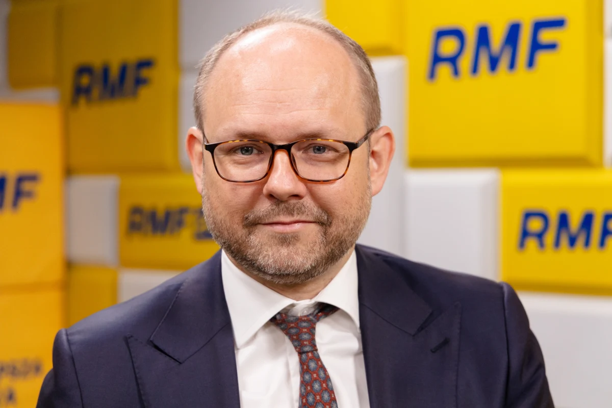 Popatrzmy na to jako na wyróżnienie Polski, że akurat polski prezydent jest zapraszany na urodziny prezydenta USA, co świadczy o bardzo dobrych relacjach osobistych - mówił w Porannej rozmowie w RMF FM Marcin Przydacz, zapowiadając wizytę Karola Nawrockiego u Donalda Trumpa. Szef Biura Polityki Międzynarodowej w kancelarii prezydenta odpowiedział też na zaczepki Radosława Sikorskiego.