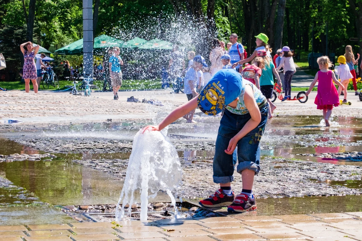 ​Dzieci, które regularnie bawią się na świeżym powietrzu w wieku od 2 do 4 lat, są mniej narażone na rozwój problemów emocjonalnych i behawioralnych w późniejszych latach - wynika z najnowszych badań naukowców z University of Exeter. Każdy dodatkowy dzień spędzony na zabawie na zewnątrz zwiększa szanse na dobre zdrowie psychiczne. Eksperci podkreślają, że to prosty i dostępny sposób na wspieranie rozwoju najmłodszych.