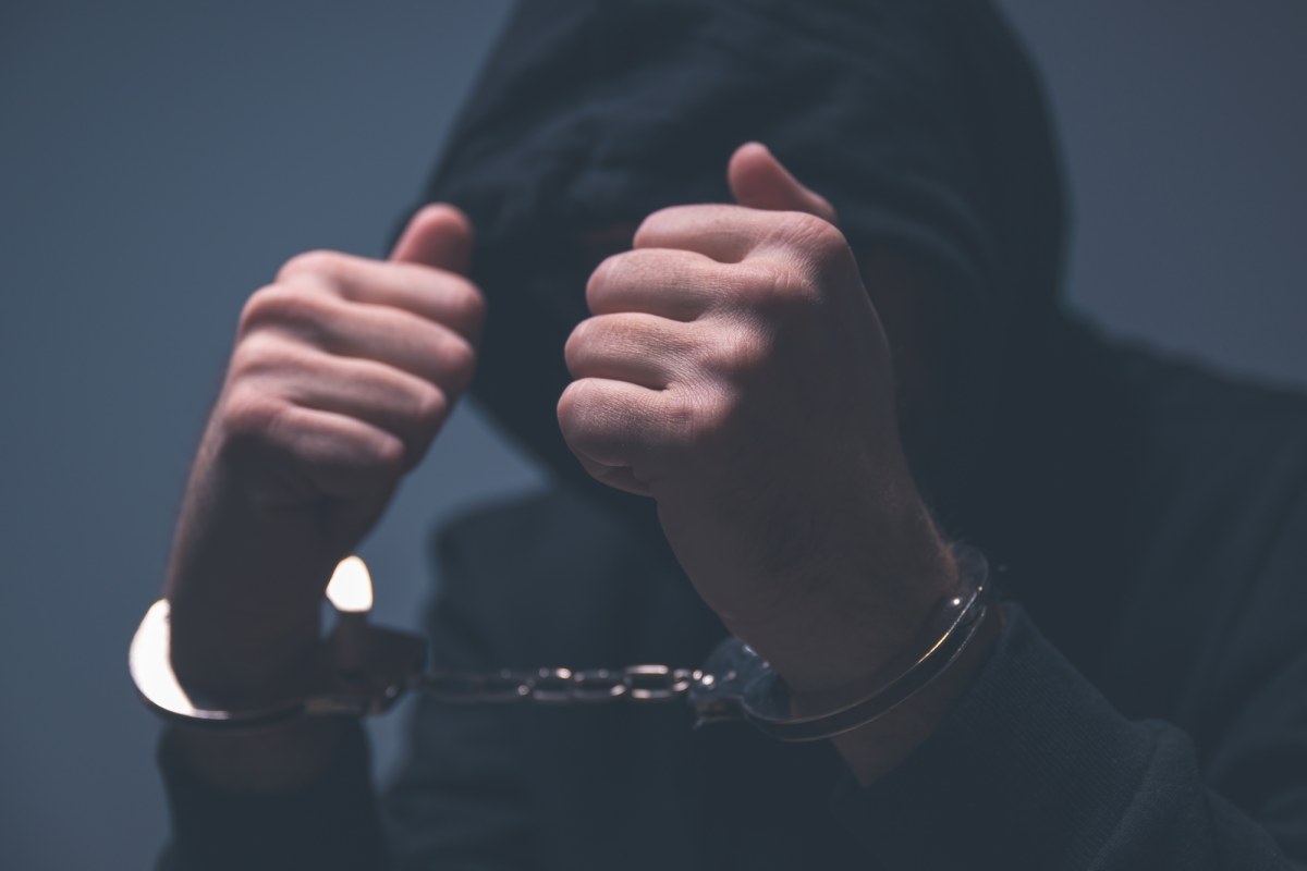 15-latek rzucił się z młotkiem na przechodzącego kolegę. Szokujące sceny w Koszalinie