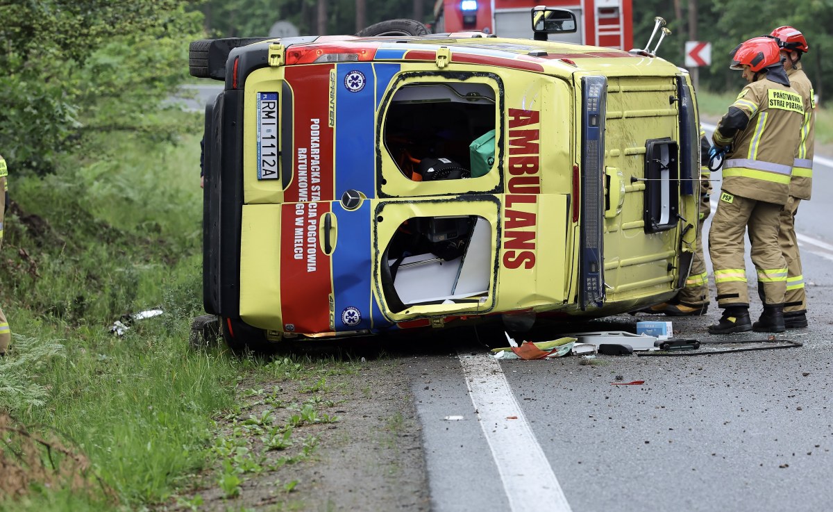 Karetka na sygnale przewróciła się na bok. 2 osoby w szpitalu