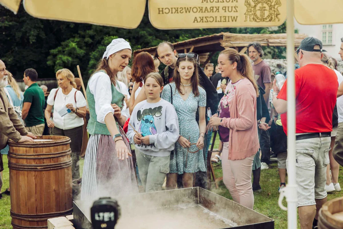 Muzeum Żup Krakowskich Wieliczka zaprasza na jubileuszową edycję Święta Soli, która odbywać się będzie pod hasłem "Mistrzowska edycja". To już 20. odsłona tego barwnego wydarzenia, które 14 czerwca przyciągnie do Wieliczki zarówno mieszkańców, jak i turystów. Spotkamy się w nowym miejscu – przy ul. Daniłowicza 12 – by wspólnie świętować i przywołać czasy historycznej świetności Żup Krakowskich.