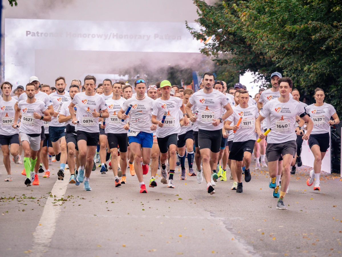 Chcesz połączyć sportową rywalizację z pomaganiem, ale przegapiłeś główny termin zapisów? Nic straconego! Organizatorzy 15. edycji Poland Business Run przygotowali dodatkowe pakiety startowe, które pozwalają dołączyć do ponad 43 tysięcy uczestników z całego świata. Niezależnie od tego, czy wybierzesz bieg na żywo w Warszawie lub Krakowie, wirtualny marsz z psem, czy spacer nordic walking – Twój start to realne wsparcie, rehabilitacja i protezy dla potrzebujących.