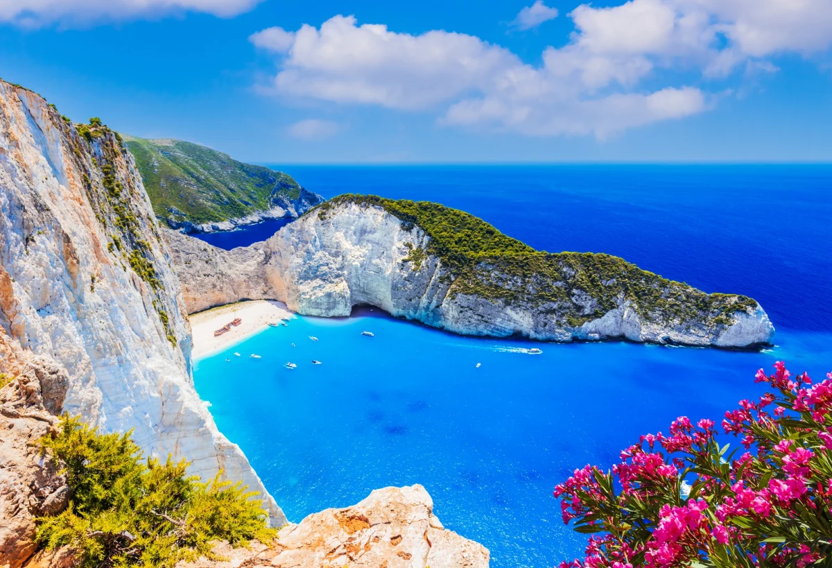 To koniec wakacyjnych planów o rajskich zdjęciach z Grecji. Legendarna plaża w Zatoce Wraku na Zakynthos została całkowicie odcięta od świata, a na drogach dojazdowych stanęły zapory. Po ostatnim dramatycznym wypadku turysty, który runął z klifu, rząd podjął bezkompromisową decyzję o zamknięciu plaży Navagio na cały sezon 2026. Każdy, kto zaryzykuje i złamie zakaz zbliżania się do brzegu, musi liczyć się z potężną karą finansową. Grecki raj można teraz oglądać wyłącznie z daleka.