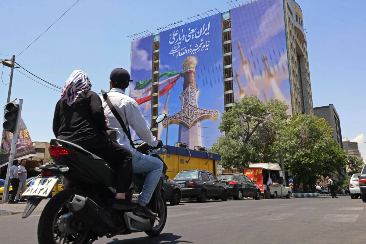 Memorandum między Stanami Zjednoczonymi a Iranem w sprawie zakończenia wojny w zatoce Perskiej może zostać podpisane już w niedzielę - poinformowało w piątek agencję Reutera zachodnie źródło. Najbardziej prawdopodobnym miejscem spotkania jest Genewa. W projekcie umowy ma znaleźć się zniesienie sankcji na irańską ropę, odmrożenie miliardów dolarów z funduszy irańskiego państwa oraz nakaz zaprzestania działań wojennych na wszystkich frontach, w tym w Libanie. "Teheran nie zobowiązał się do przekazania zarządu nad cieśniną Ormuz" - informuje z kolei irańska, państwowa agencja IRNA.