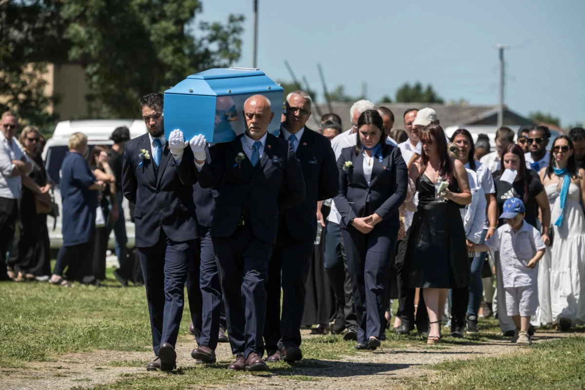 W miejscowości Fleurance na południu Francji odbył się pogrzeb 11-letniej Lyhanny, której tragiczna śmierć wstrząsnęła całym krajem. Dziewczynka była ofiarą przemocy seksualnej. Podejrzanym w sprawie zabójstwa jest ojciec koleżanki 11-latki. Choć mężczyzna był wcześniej podejrzewany o wykorzystywanie seksualne dzieci, nie został zatrzymany. 