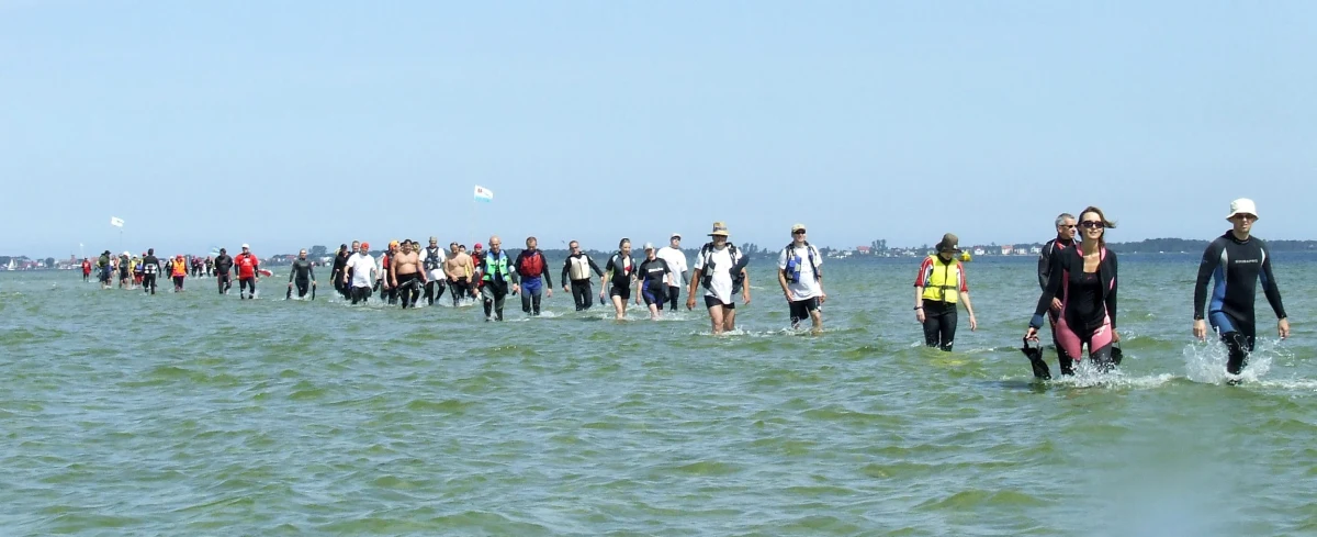 W sobotę przed południem 100 śmiałków wyruszy w dwunastokilometrową trasę po Zatoce Puckiej z Kuźnicy na Helu, aby po południu wyjść na plaży w Rewie. "Tak naprawdę idziemy dawnym brzegiem morskim" – mówi RMF FM Radosław Tyślewicz, Gdynianin, który 24 lata temu zapoczątkował tę imprezę.