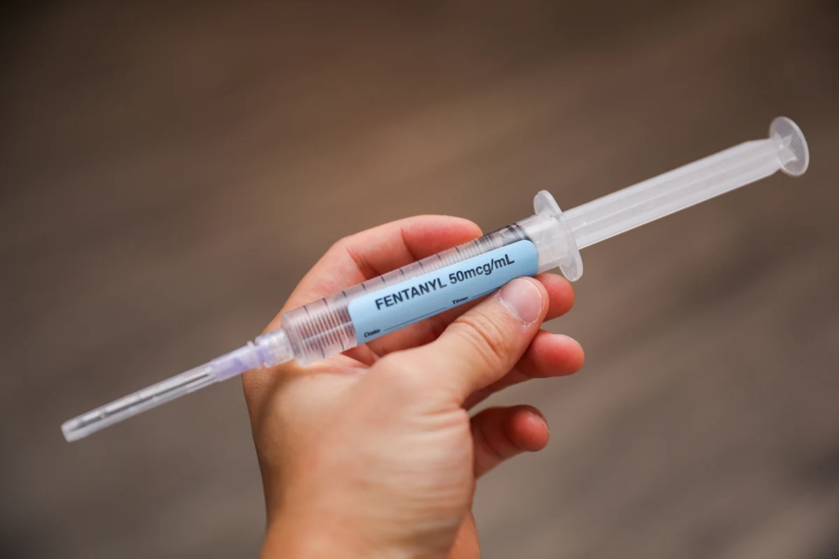 Naukowcy ze Stanów Zjednoczonych opracowali eksperymentalną szczepionkę, która w testach na myszach wykazała zdolność ochrony przed działaniem fentanylu oraz szeregu jego nielegalnych, syntetycznych pochodnych. Wyniki opisano na łamach czasopisma "Journal of Medicinal Chemistry".