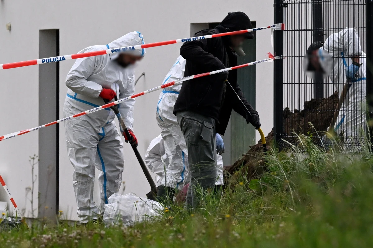 Śledczy odnaleźli kolejne szczątki płodów ludzkich, zakopanych obok domu w Lutoryżu pod Rzeszowem (Podkarpackie). Prokuratura poinformowała w sobotę o 32 szczątkach wykopanych do tej pory, ale prace na pięcioarowym obszarze nadal trwają. Zatrzymana w piątek patomorfolożka trafiła w sobotę do szpitala na badania, a następnie została doprowadzona do prokuratury.