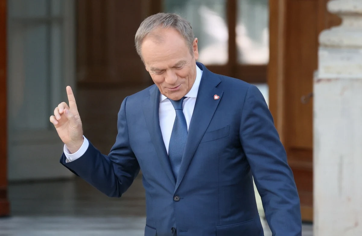 Donald Tusk zwrócił się "z gorącym apelem" do prezydenta Karola Nawrockiego, by podczas wizyty w USA "nie dał się zaciągnąć do klatki". We wtorek Komitet Rady Ministrów do spraw Bezpieczeństwa Narodowego będzie pracował nad przygotowaniem miejsc, infrastruktury, logistyki, pieniędzy pod kątem obecności wojsk amerykańskich w Polsce - poinformował premier.