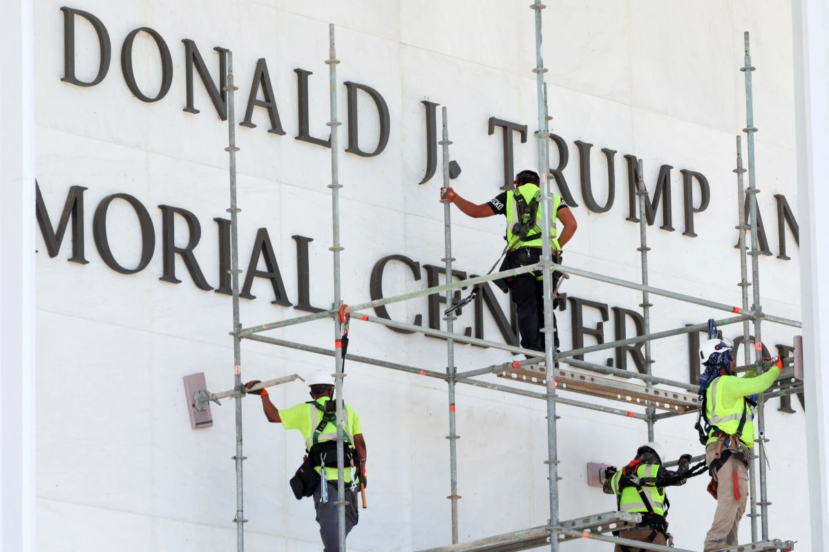 W sobotę nad ranem robotnicy rozpoczęli usuwanie nazwiska Donalda Trumpa z fasady sali koncertowej Kennedy Center w Waszyngtonie. Prace ruszyły kilka godzin po tym, jak sąd federalny odrzucił wniosek władz placówki o wstrzymanie wykonania wcześniejszego nakazu.