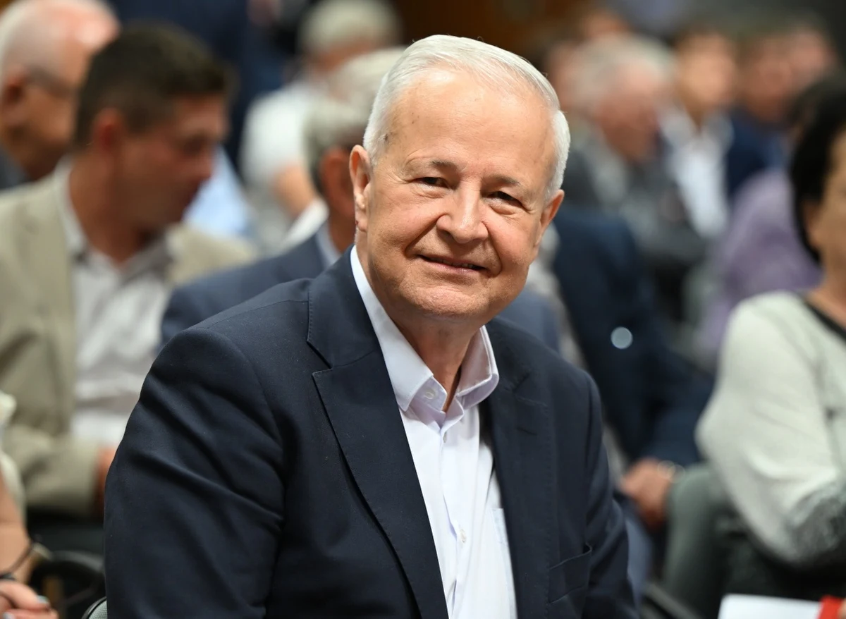 Apoloniusz Tajner powraca na fotel prezesa Polskiego Związku Narciarskiego. Wyboru dokonano podczas odbywającego się w Krakowie Walnego Zjazdu Sprawozdawczo-Wyborczego. Tajner, który był jedynym kandydatem, zastąpił na tym stanowisku Adama Małysza.