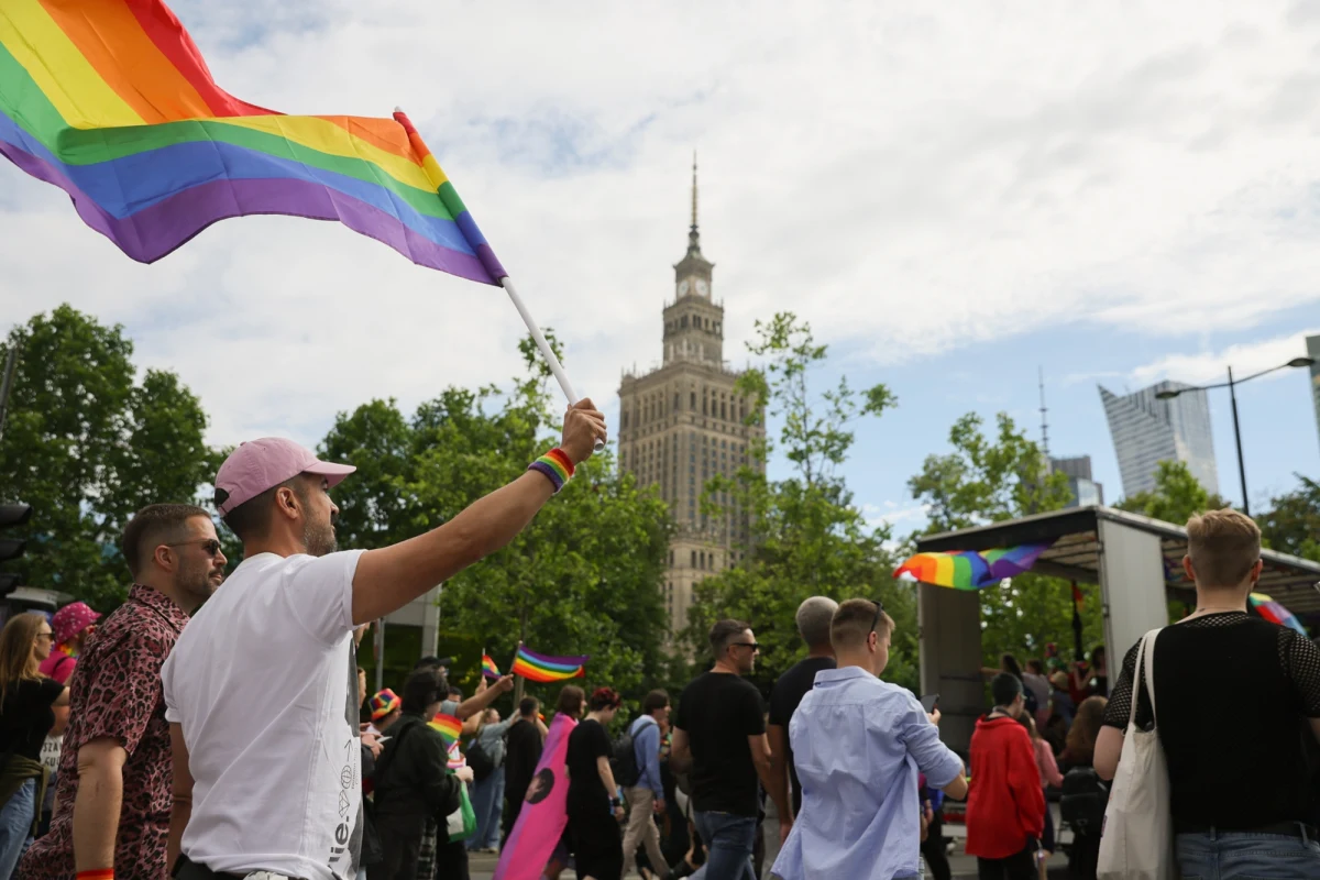 Ulicami stolicy przeszła jubileuszowa, 25. Parada Równości, czyli marsz społeczności LGBTQ+, ich rodzin i sojuszników. Uczestnicy wydarzenia, trzymając kolorowe rekwizyty, domagali się m.in. równości płci w każdej sferze życia i ochrony przed wykluczeniem. Na marszu pojawili się politycy, w tym prezydent Warszawy Rafał Trzaskowski.