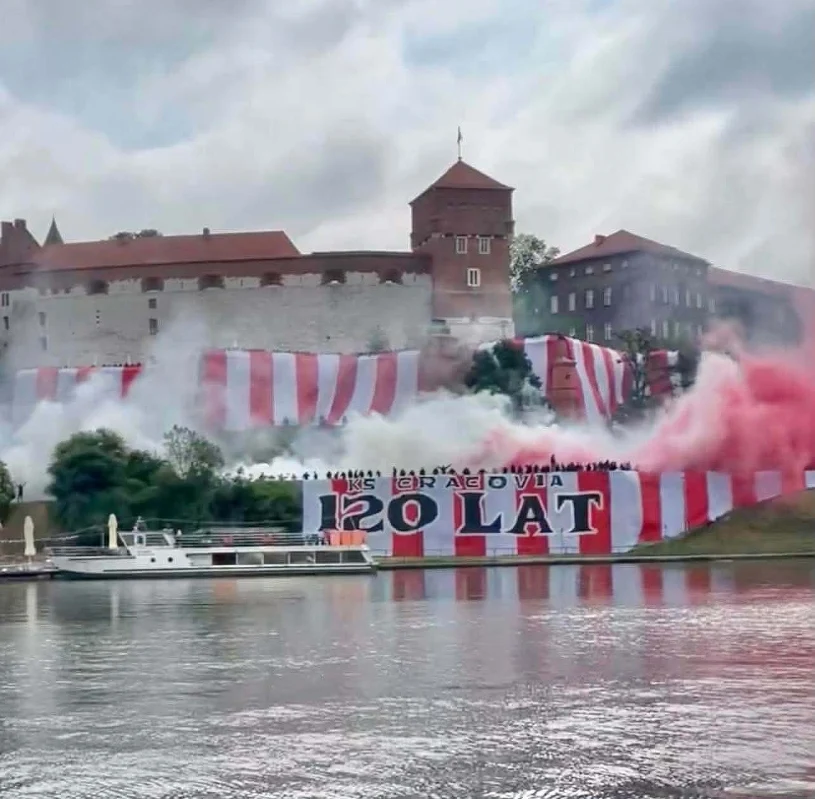 Wezwali policję na Wawel. Szukają świadków. 125 osób wylegitymowanych