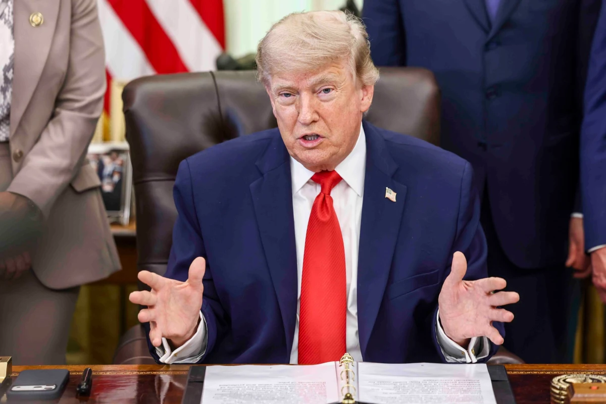 "Umowa ma zostać podpisana jutro, a natychmiast po jej podpisaniu cieśnina Ormuz będzie OTWARTA DLA WSZYSTKICH" - w ten sposób Donald Trump oznajmił, że Stany Zjednoczone są blisko porozumienia z Iranem. Stanowczość amerykańskiego prezydenta jest zaskakująca, biorąc pod uwagę wcześniejszy komunikat irańskiego MSZ.