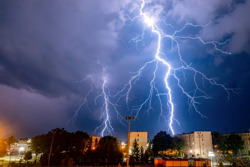 Gdzie jest burza? Nawałnice idą przez Polskę, alerty IMGW