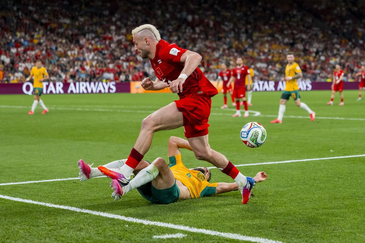 Wymarzony początek mundialu dla reprezentacji Australii. W meczu grupy D na stadionie BC Place w Vancouver w niedzielę rano polskiego czasu Australijczycy pokonali 2:0 Turcję.