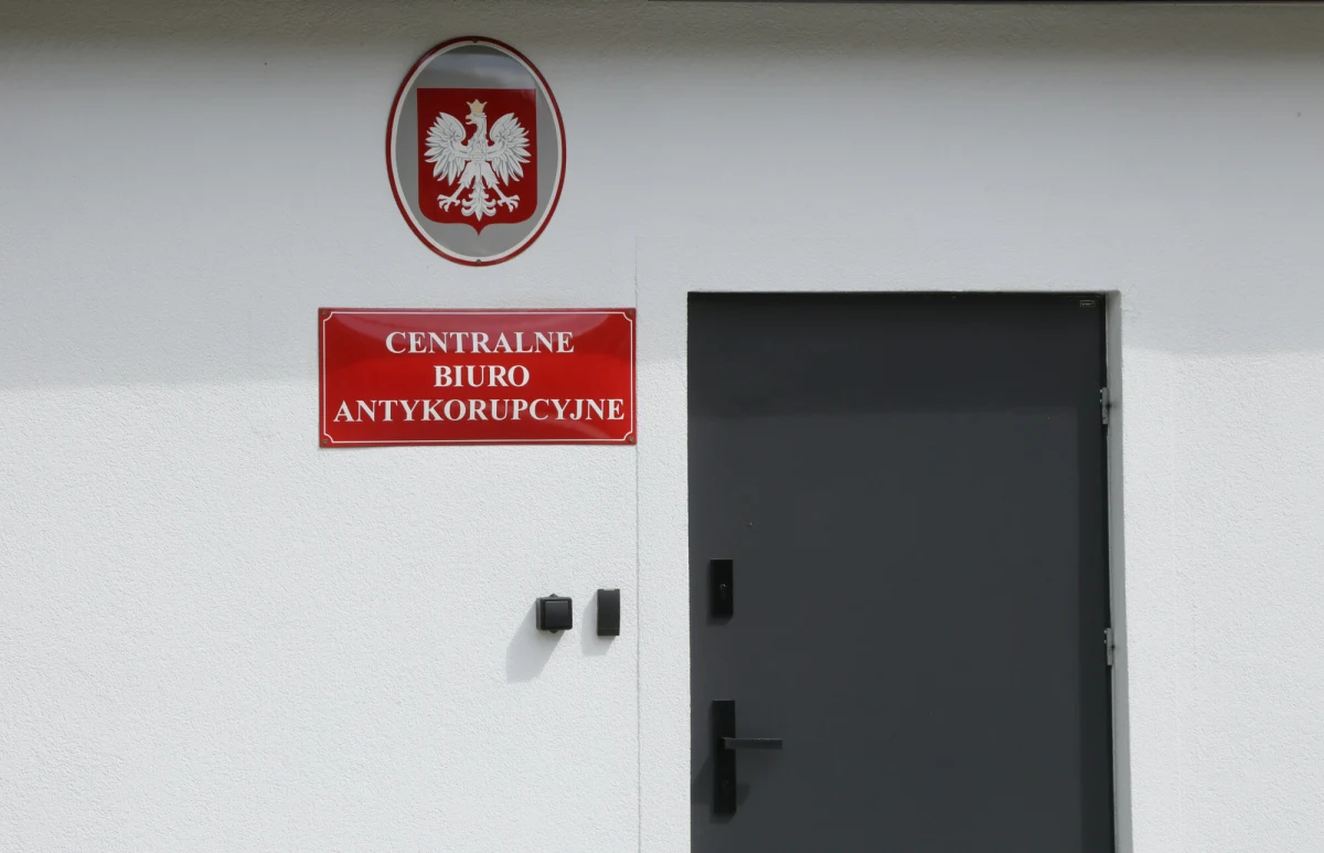 "Biorę pełną odpowiedzialność za politykę kadrową" - oświadczył w niedzielę szef Centralnego Biura Antykorupcyjnego Tomasz Strzelczyk. Zapewnił też o współpracy z prokuraturą w sprawie śledztwa dotyczącego "Pegasusa". W zeszłym tygodniu zarzuty usłyszała ówczesna funkcjonariuszka CBA.