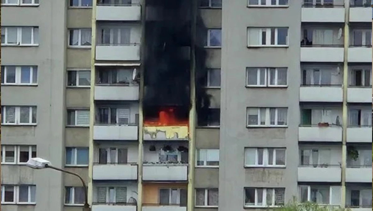 Pożar wybuchł w niedzielę przed południem w mieszkaniu w Raciborzu w województwie śląskim. Cztery osoby zostały poszkodowane.
