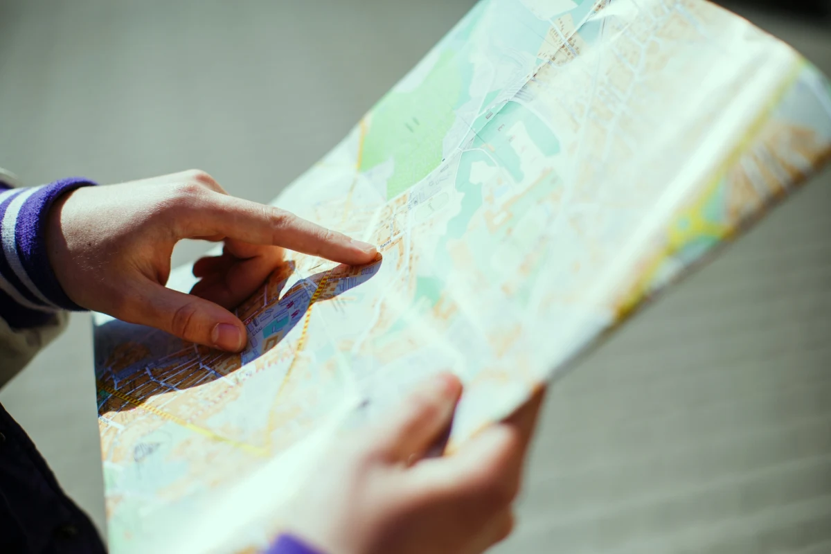​W obliczu regularnych przerw w dostępie do internetu mobilnego władze Petersburga zachęcają mieszkańców i turystów do korzystania z tradycyjnych, papierowych map. To odpowiedź na rosnące trudności z nawigacją w mieście.