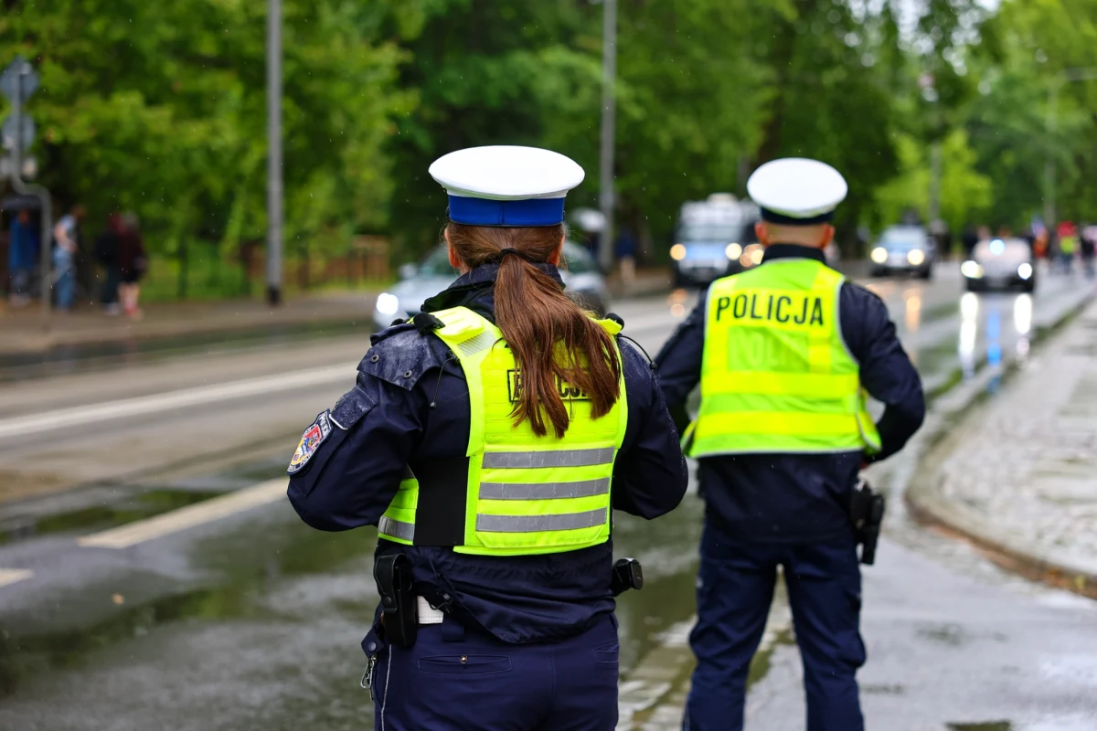 Niebezpieczne zdarzenie w pobliżu Szpitala Praskiego w Warszawie. Sześć samochodów zostało uszkodzonych po tym, jak kierowca BMW stracił panowanie nad pojazdem.