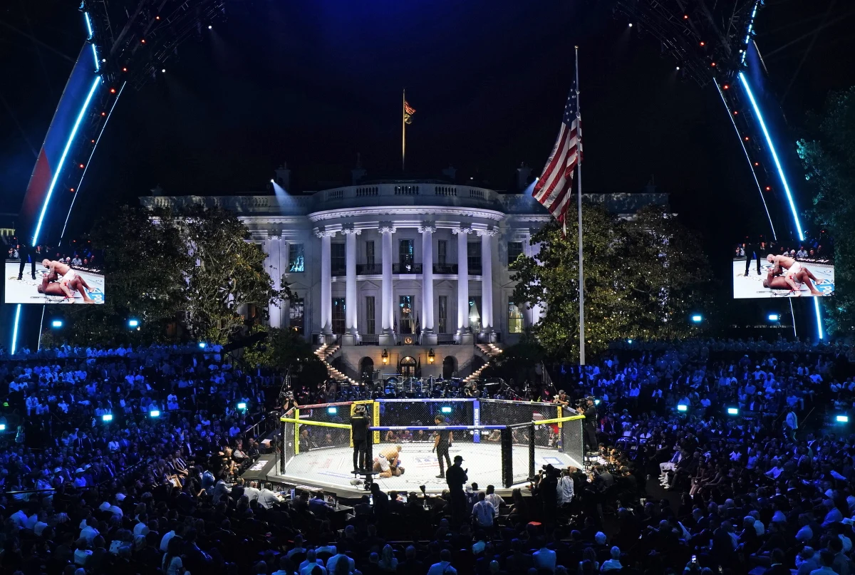 Przed Białym Domem trwa gala mieszanych sztuk walki zorganizowana z okazji 250-lecia powstania USA i 80. urodzin Donalda Trumpa - UFC Freedom 250. Wśród gości są m.in. prezydent Polski Karol Nawrocki oraz szef Mety Mark Zuckerberg. 