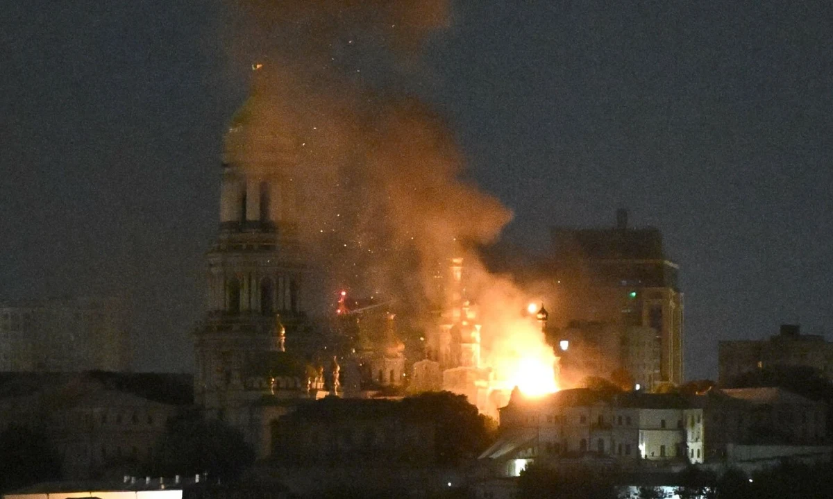 W poniedziałek w nocy Kijów stał się celem najcięższego rosyjskiego nalotu od dwóch tygodni. W wyniku ataku zginęły cztery osoby, a 24 zostały ranne – poinformowały władze miasta. Wśród zniszczonych obiektów znalazła się słynna Ławra Peczerska – jeden z najważniejszych zabytków kultury i duchowości Ukrainy, wpisany na listę światowego dziedzictwa UNESCO.