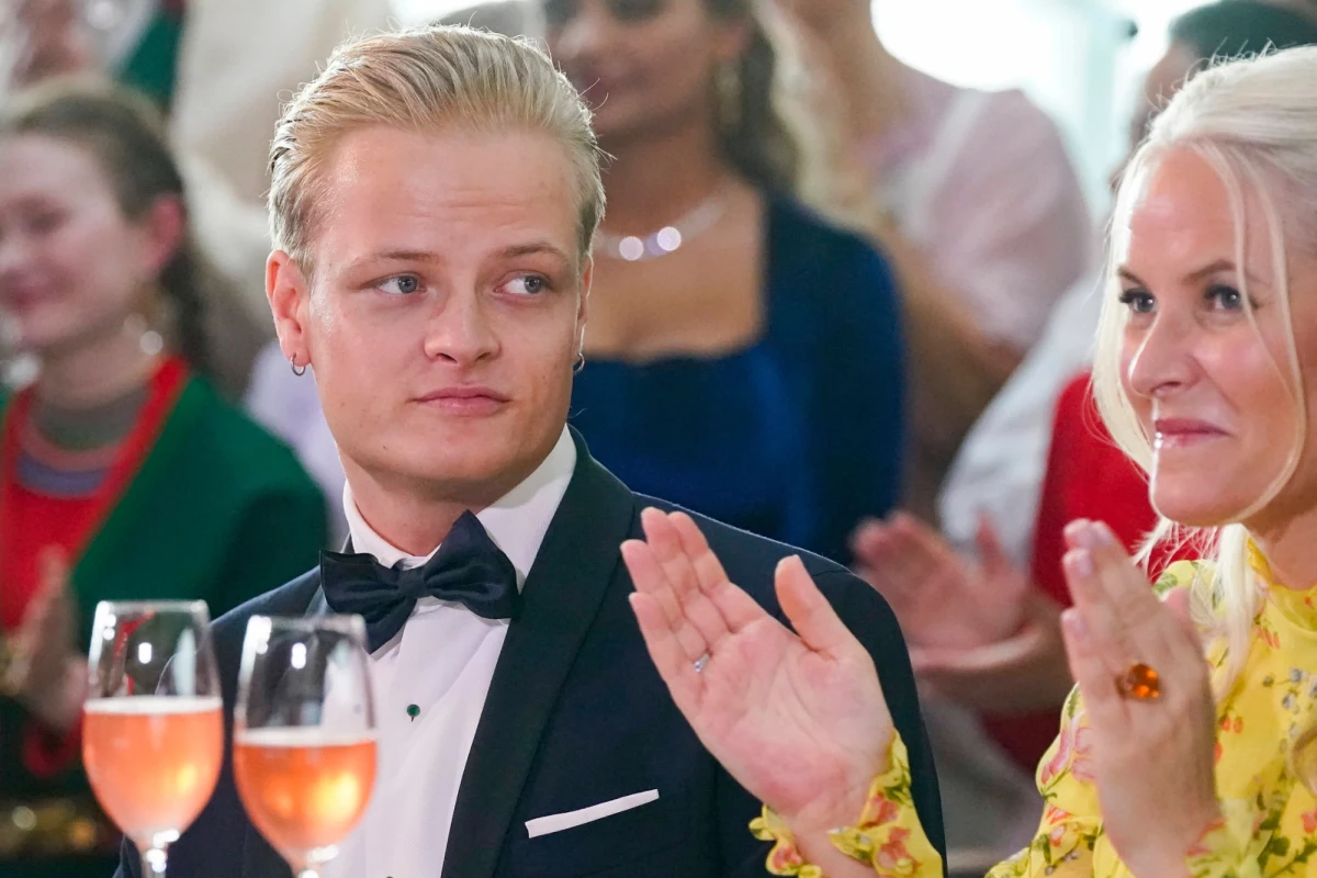 Cztery lata więzienia - taki wyrok wydał sąd w Oslo w sprawie Mariusa Borga Hoeiby'ego, syna księżnej Mette-Marit, żony norweskiego następcy tronu. Sąd uznał Hoeiby'ego za winnego dwóch z czterech zarzutów gwałtu. Wyrok obejmuje też stosowanie przemocy domowej. 
