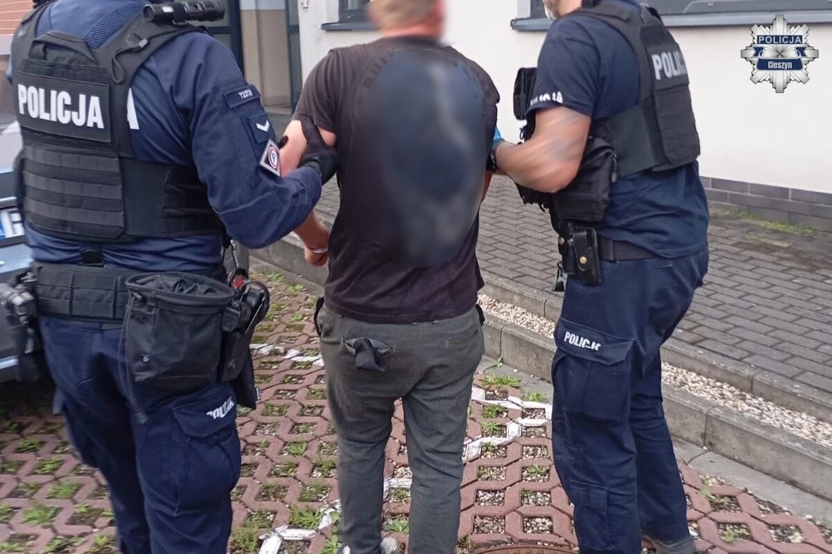 Trzej policjanci potrzebowali pomocy medycznej po ataku 21-latka w Brennej (woj. śląskie). Napastnik trafił do aresztu. 