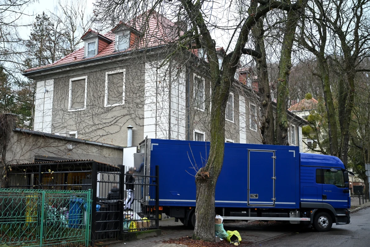 Rosja grozi Polsce "bolesnymi działaniami odwetowymi" w związku z zamkniętym Konsulatem Generalnym Rosji w Gdańsku przy ul. Batorego. "Jeśli dojdzie do jakichkolwiek ataków na rosyjskie obiekty w Polsce, strona rosyjska będzie zmuszona do podjęcia dość bolesnych działań odwetowych" - zagroził dyrektor Departamentu Konsularnego rosyjskiego MSZ Aleksiej Klimow.