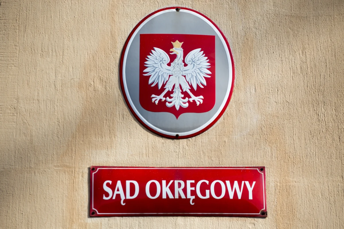 Zapadł wyrok w sprawie wstrząsającej zbrodni w Ostrowi Mazowieckiej. Sąd Okręgowy w Ostrołęce skazał 35-letniego mężczyznę na 18 lat więzienia za zabójstwo ojca. 