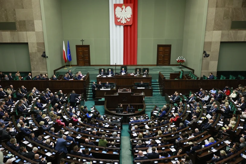 Rośnie poparcie dla PiS, KO ze spadkiem. Opublikowano nowy sondaż