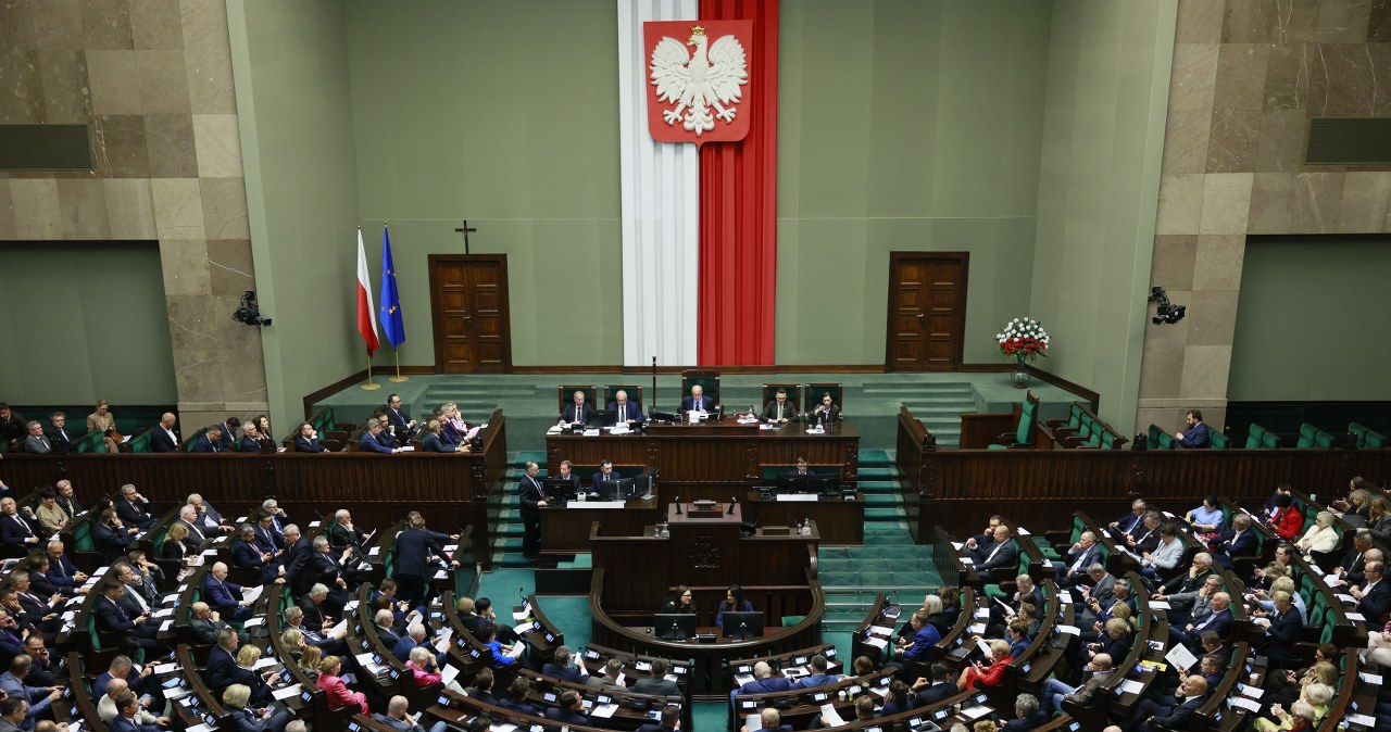 Rośnie poparcie dla PiS, KO ze spadkiem. Opublikowano nowy sondaż