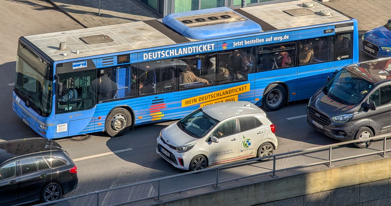 Kierowcy dostają mandat z autobusu. Setki ukaranych