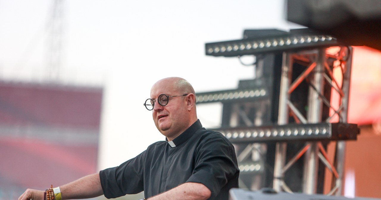 Tańczący ksiądz stał się światowym fenomenem. Niedługo powróci do Polski