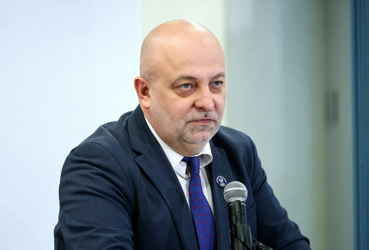 "Podjąłem decyzję o natychmiastowym odsunięciu sędziego Łukasza Piebiaka od czynności służbowych z powodu nadzwyczajnego ciężaru zarzutów, o których popełnienie jest on podejrzewany" - ogłosił minister sprawiedliwości i prokurator generalny Waldemar Żurek. Sędzia Piebiak kojarzony jest z tzw. aferą hejterską, ale zarzutów wobec byłego wiceministra sprawiedliwości jest więcej.