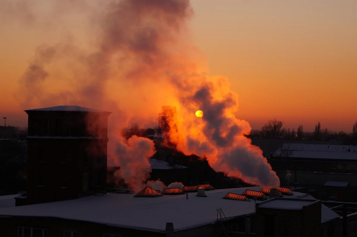 Państwa UE przyjęły nowe wskaźniki emisji CO2 w systemie ETS na lata 2026–2030. To od nich zależy, ile darmowych uprawnień do emisji dwutlenku węgla otrzymają energochłonne gałęzie przemysłu. Polska głosowała przeciwko propozycji Komisji Europejskiej – ustaliła dziennikarka RMF FM. Przeciwko opowiedziały się także Włochy oraz Litwa, Łotwa, i Malta. Pięć państw wstrzymało się od głosu. Polska i Włochy stanowią ostatnio główny trzon sprzeciwu i walki o złagodzenie ETS. Mimo sprzeciwu tej grupy krajów, propozycja została przyjęta większością kwalifikowaną.