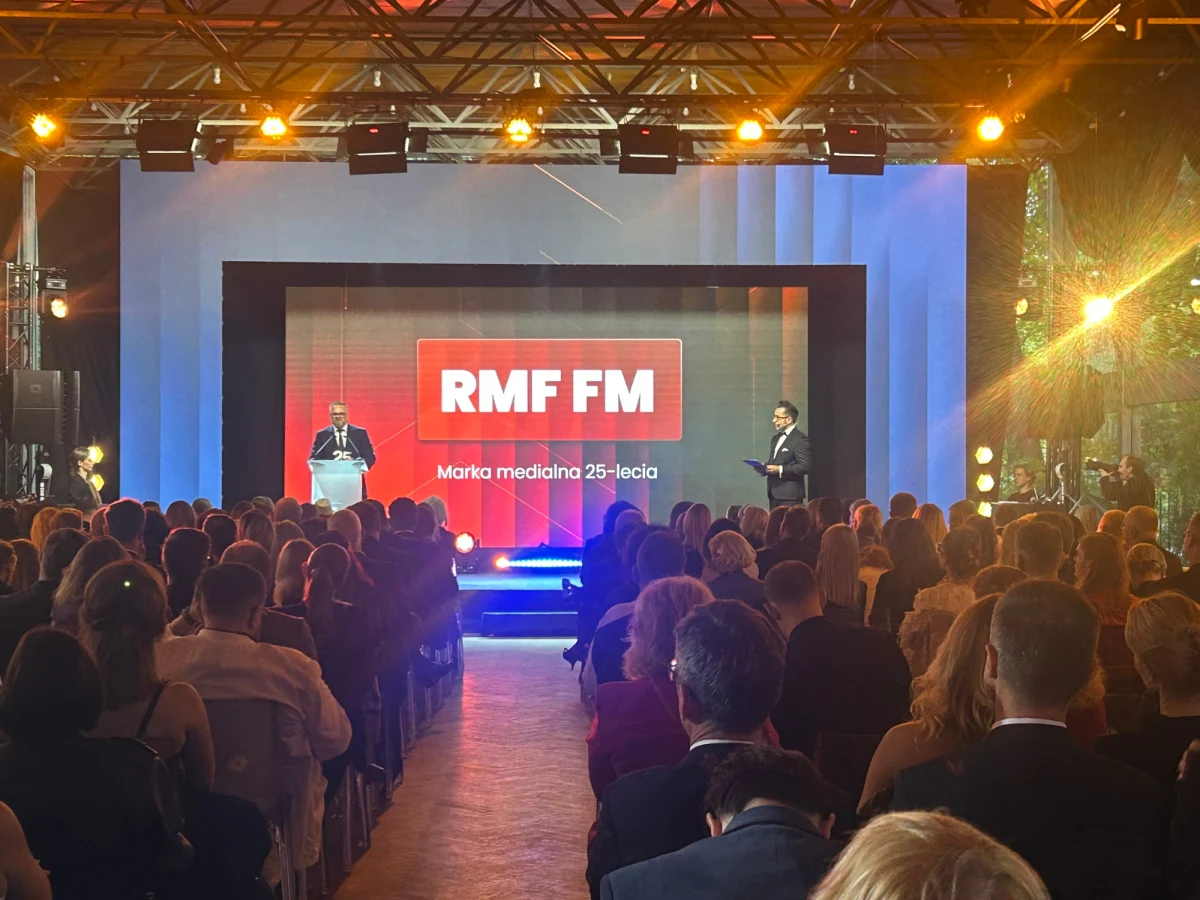 Cieszą nas takie Fakty! Radio RMF FM dzisiaj wieczorem wyróżnione nagrodą w kategorii Marka 25-lecia. Specjalne statuetki wręczono w warszawskim Pałacu Zamoyskich w czasie uroczystej gali z okazji 25. urodzin portalu Wirtualne Media.