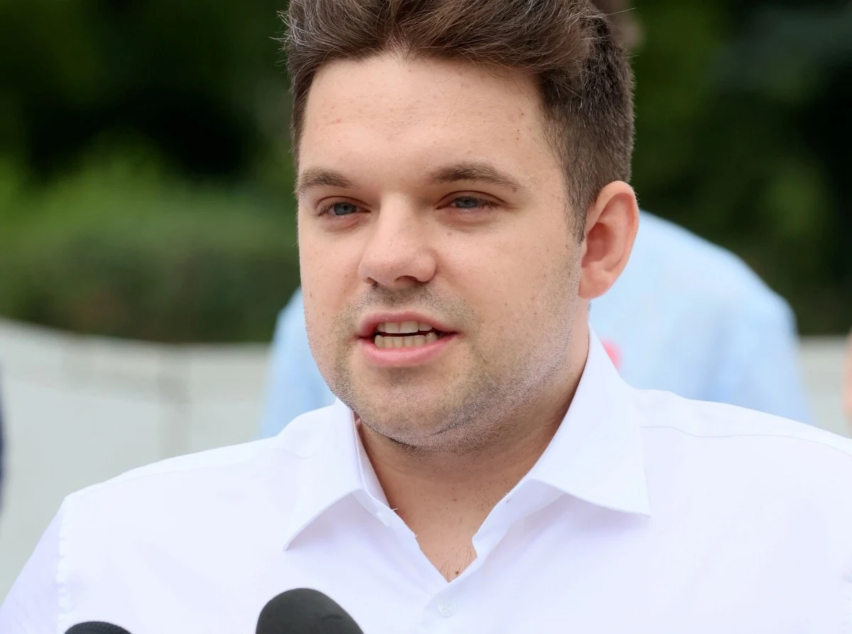 Warszawski radny i lekarz Dawid Kacprzyk, który w trakcie specjalizacji miał zarobić w ubiegłym roku aż 1,6 mln złotych, nie jest już członkiem Koalicji Obywatelskiej. Sprawa wywołała falę kontrowersji i doprowadziła do wszczęcia kontroli w Szpitalu Południowym oraz we wszystkich miejskich placówkach zdrowotnych.