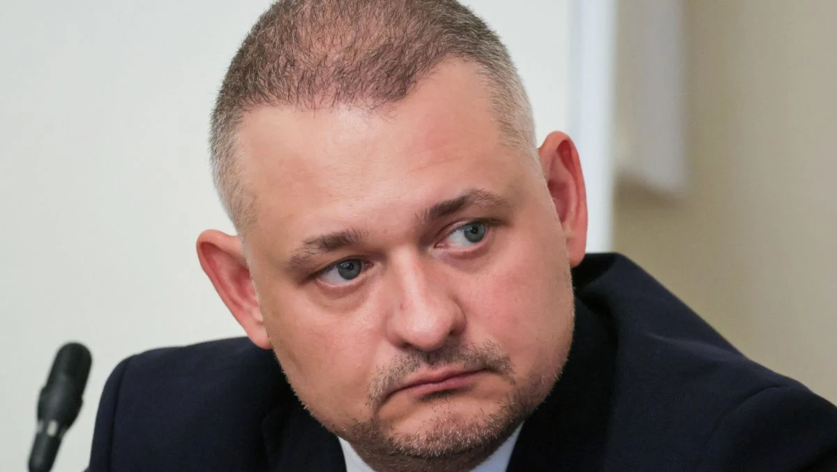 Wojciech Król, dotychczasowy wiceprzewodniczący zarządu Koalicji Obywatelskiej w województwie śląskim, został w poniedziałek odwołany ze stanowiska po tym, jak Prokuratura Europejska wystąpiła o uchylenie mu immunitetu. Sprawa dotyczy podejrzeń o płatną protekcję przy modernizacji infrastruktury tramwajowej w Górnośląsko-Zagłębiowskiej Metropolii.