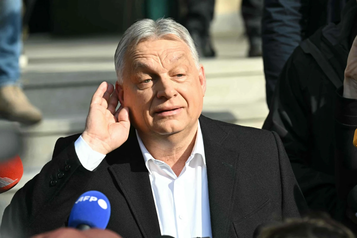 Węgierski parlament przegłosował w poniedziałek istotne zmiany w konstytucji. Od teraz premier Węgier będzie mógł sprawować swoją funkcję maksymalnie przez osiem lat, czyli dwie kadencje. To przełomowa decyzja, która ma zapobiec sytuacjom, w których jedna osoba rządzi krajem przez wiele lat – jak miało to miejsce w przypadku Viktora Orbana.