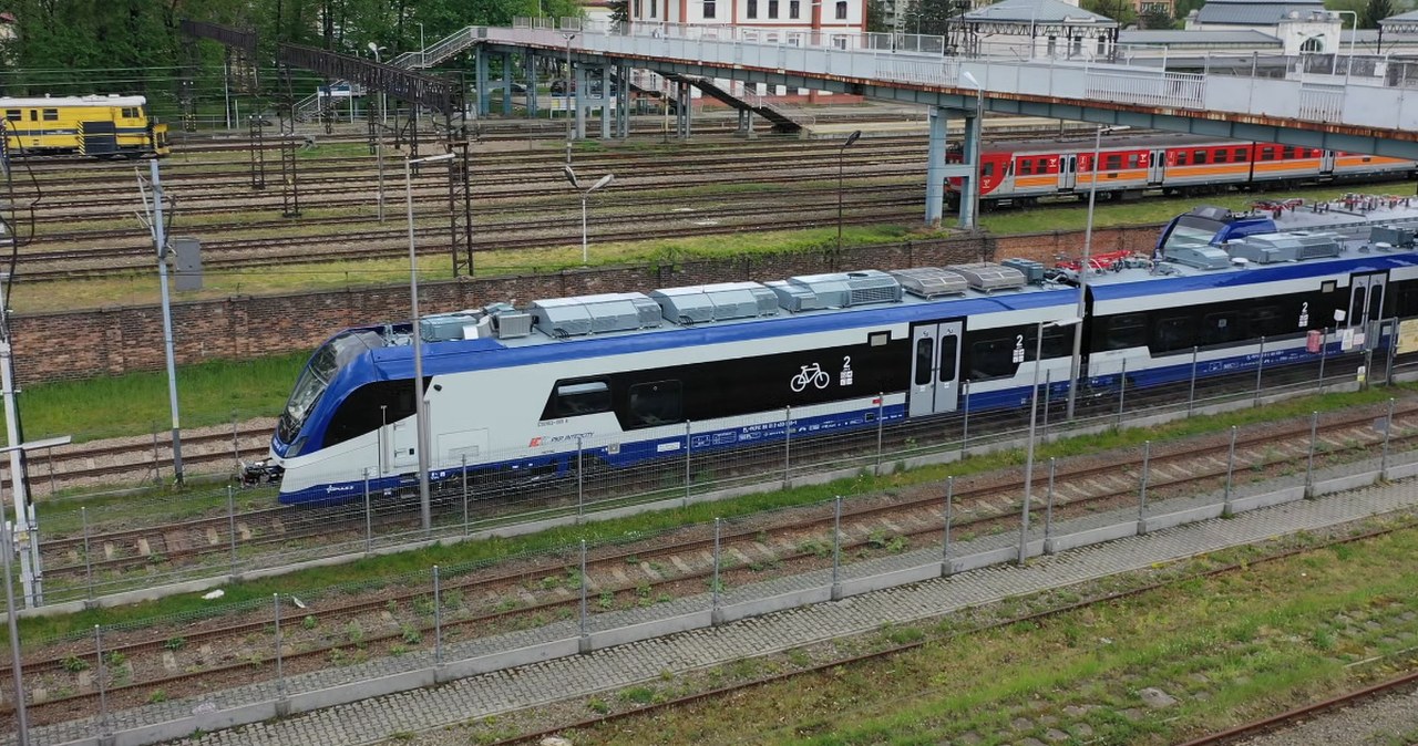 Pierwsza hybryda PKP Intercity dojechała na testy do Żmigrodu