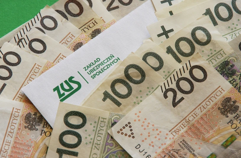 Więcej pieniędzy w systemie emerytalnym. ZUS opublikował nowy raport